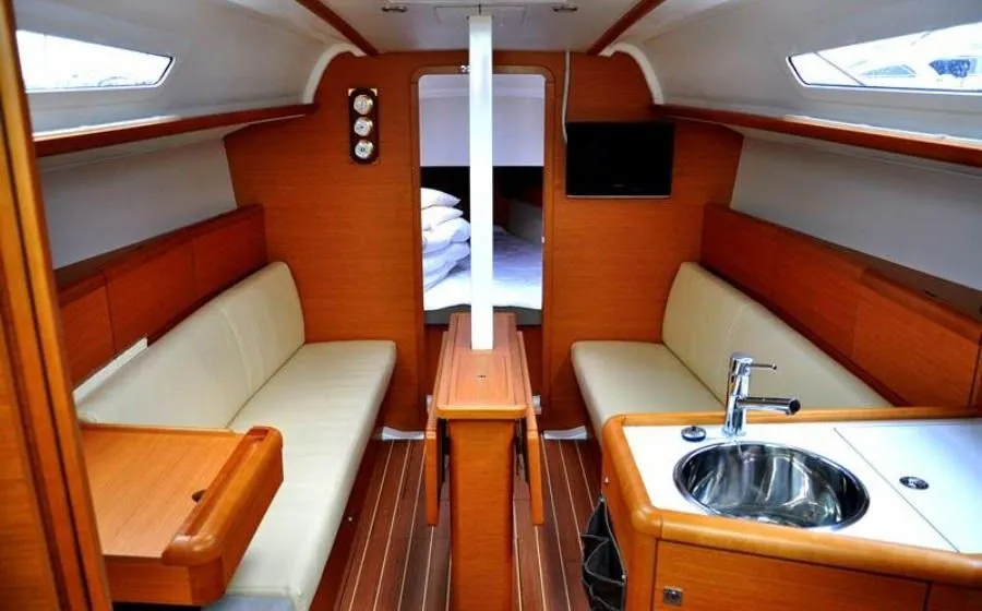 Explore Izola on a 9.96m Rental Sailing Yacht