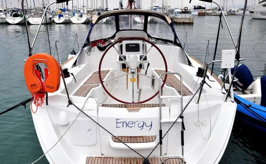 Explore Izola on a 9.96m Rental Sailing Yacht