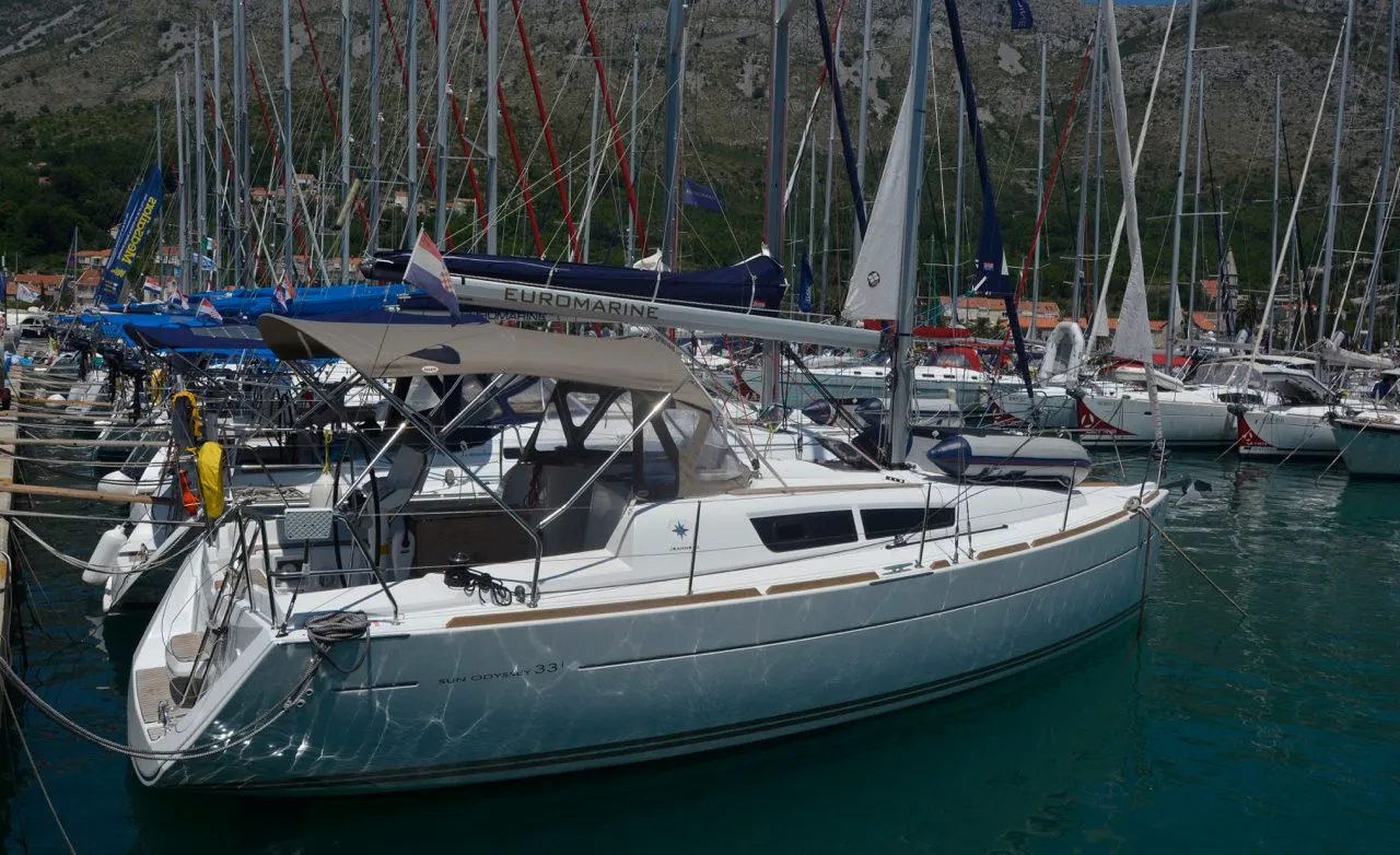 Charter a 9.96m 2 Cabin Sailing Yacht in Dubrovnik