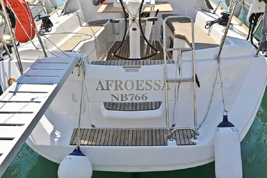 Explore Loutraki on a 9.74m Rental Sailing Yacht