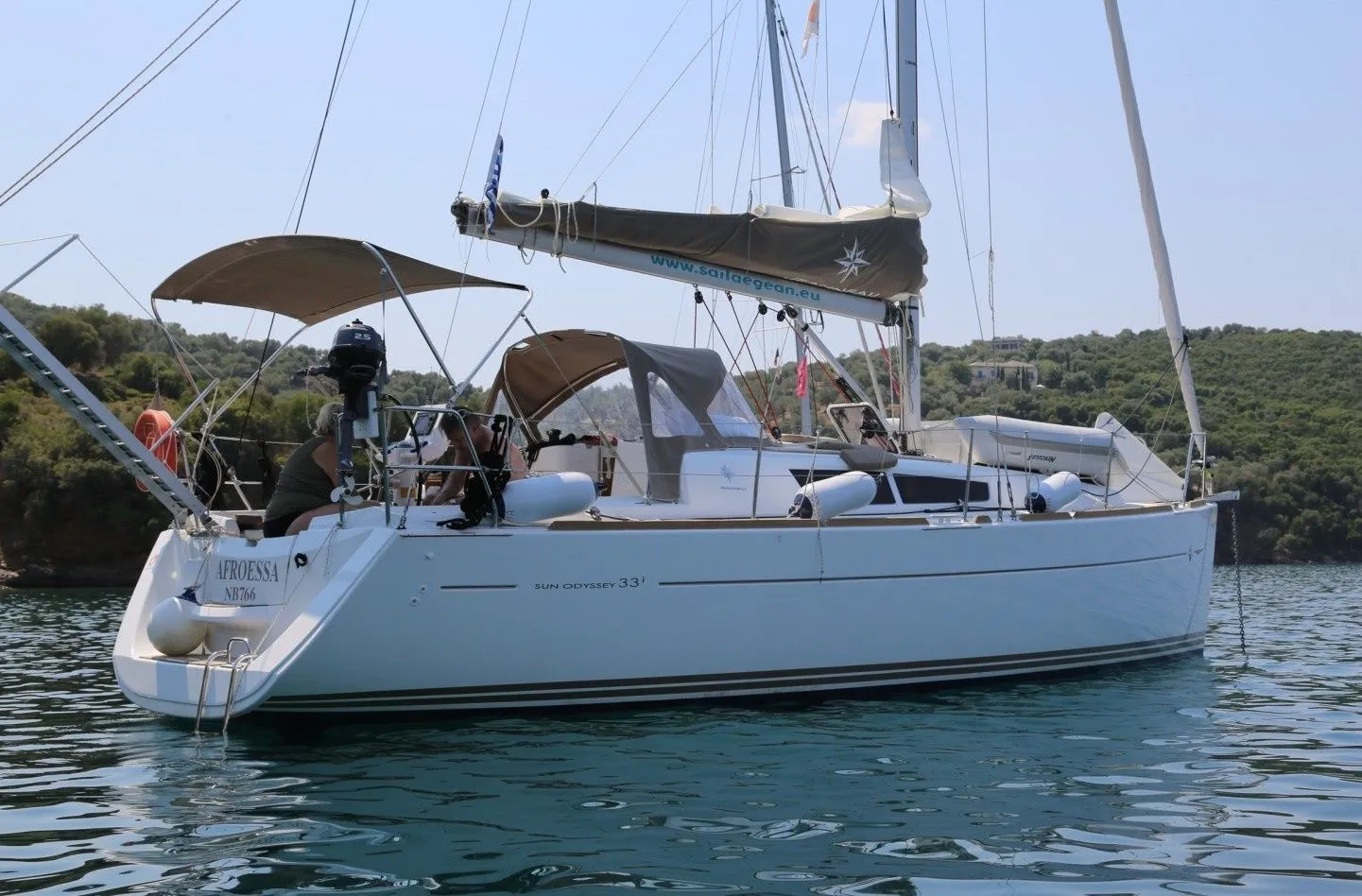 Explore Loutraki on a 9.74m Rental Sailing Yacht