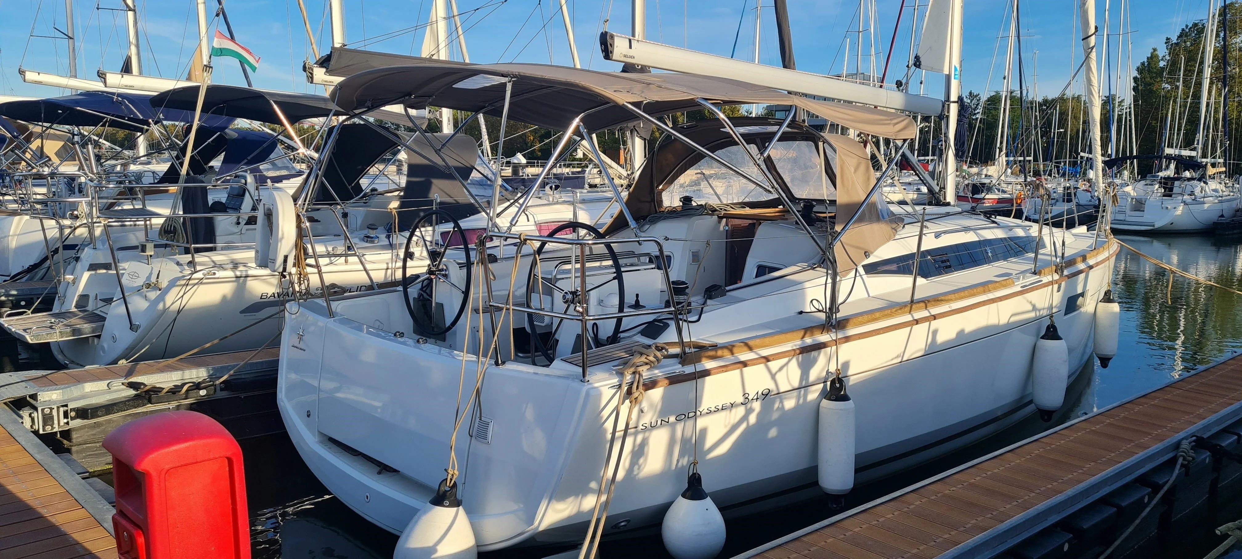 Rent a 10.34m Boat in Balatonfenyves