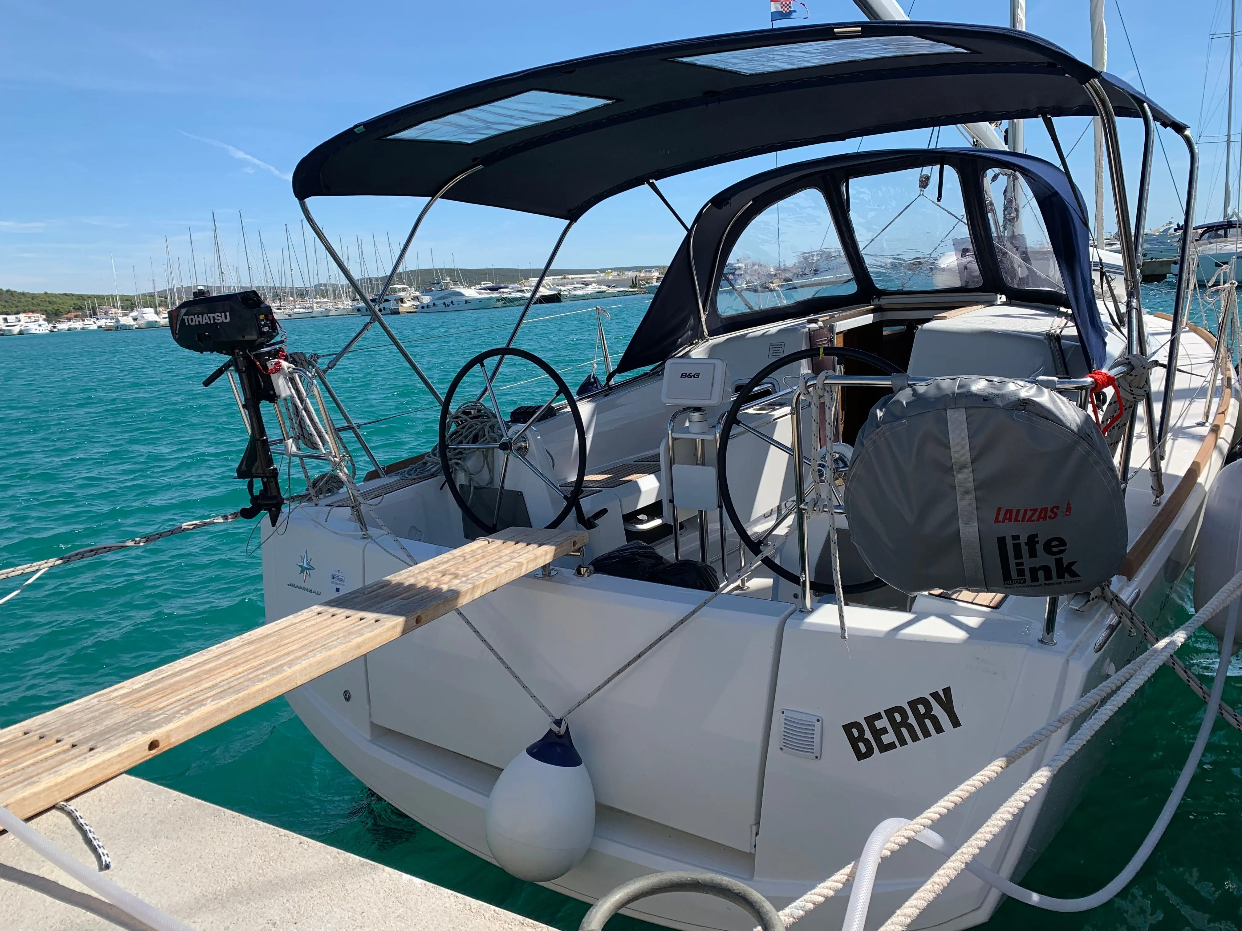 10.34m Drage 3 Cabin Sailing Yacht Hire