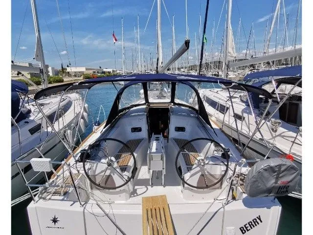 10.34m Drage 3 Cabin Sailing Yacht Hire