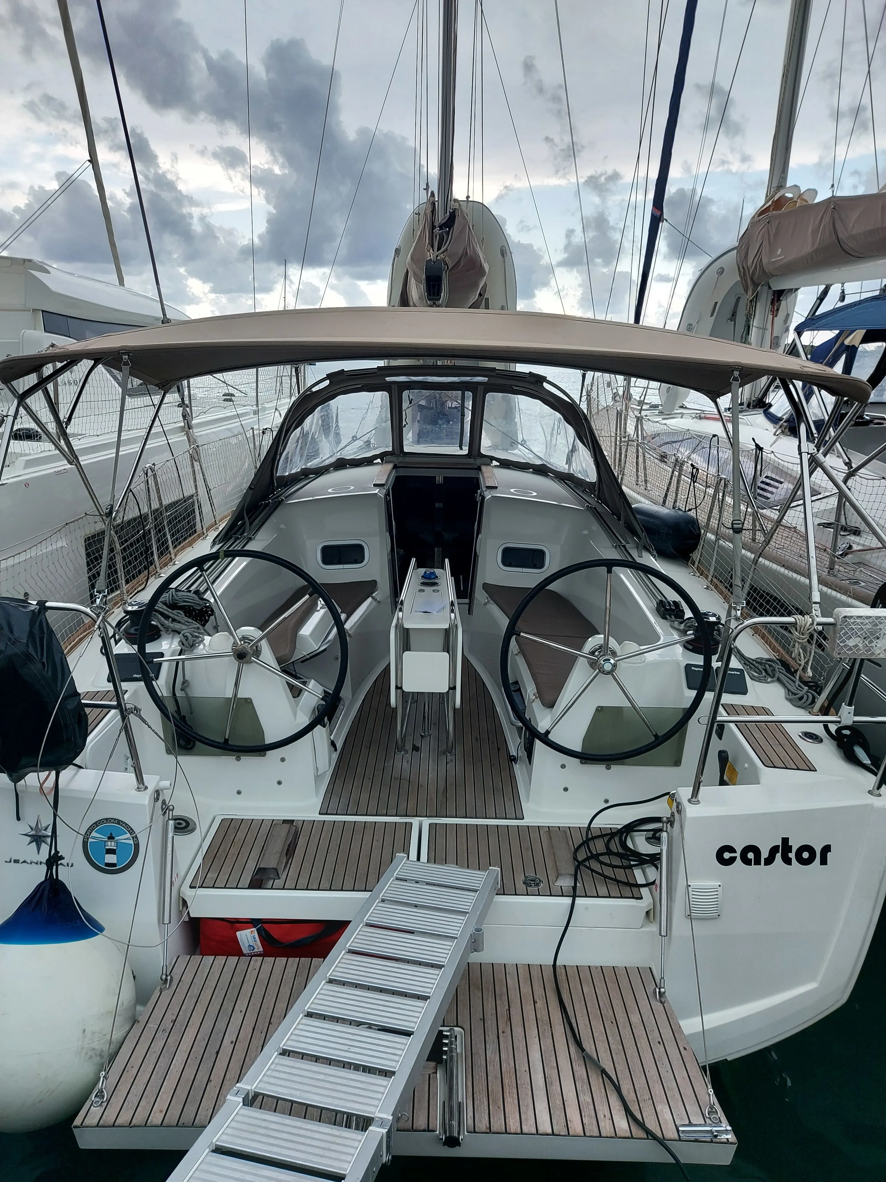 Explore Portocolom on a 10.34m Rental Boat