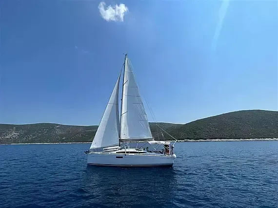 Charter a 10.34m Jeanneau Sun Odyssey 349 in Volos