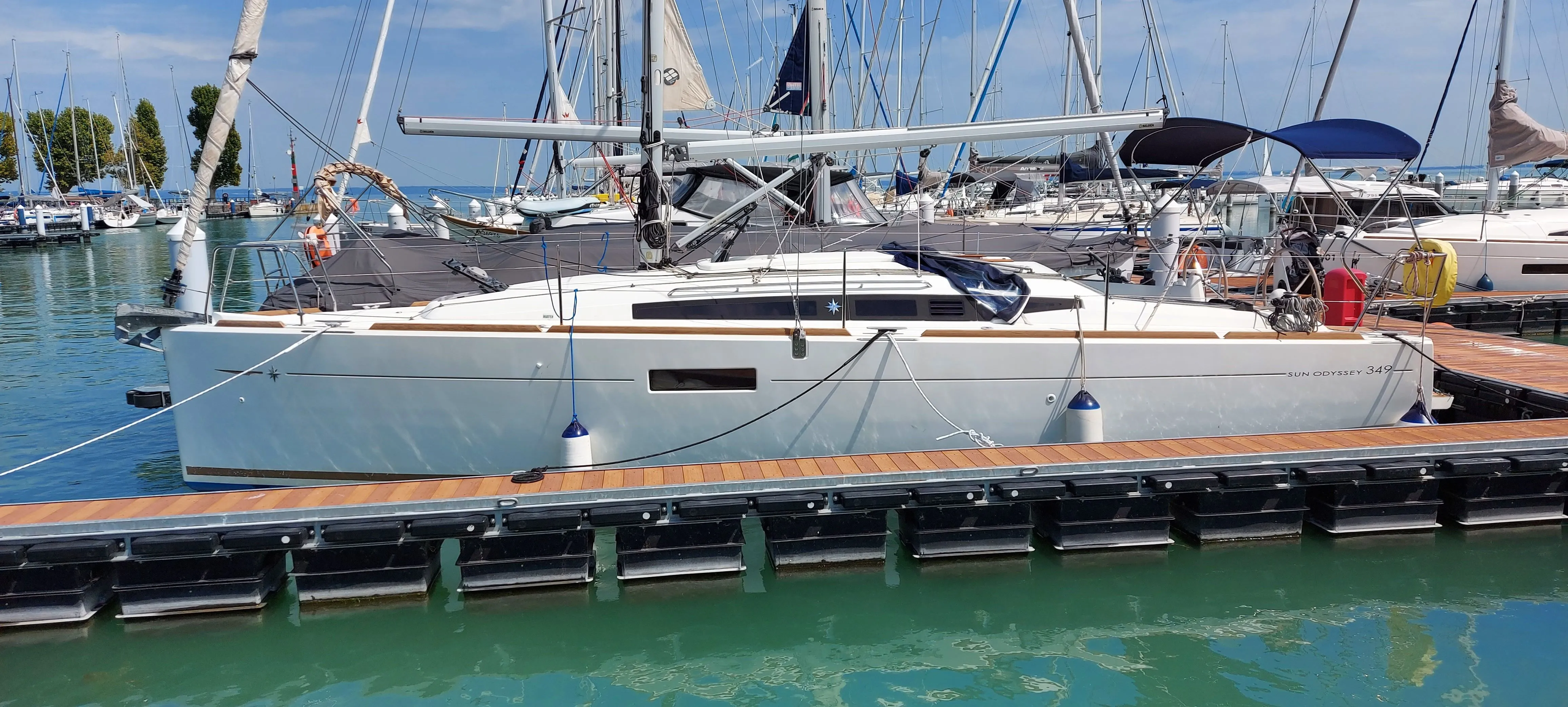 10.34m Alsoors Jeanneau Sun Odyssey 349 Hire