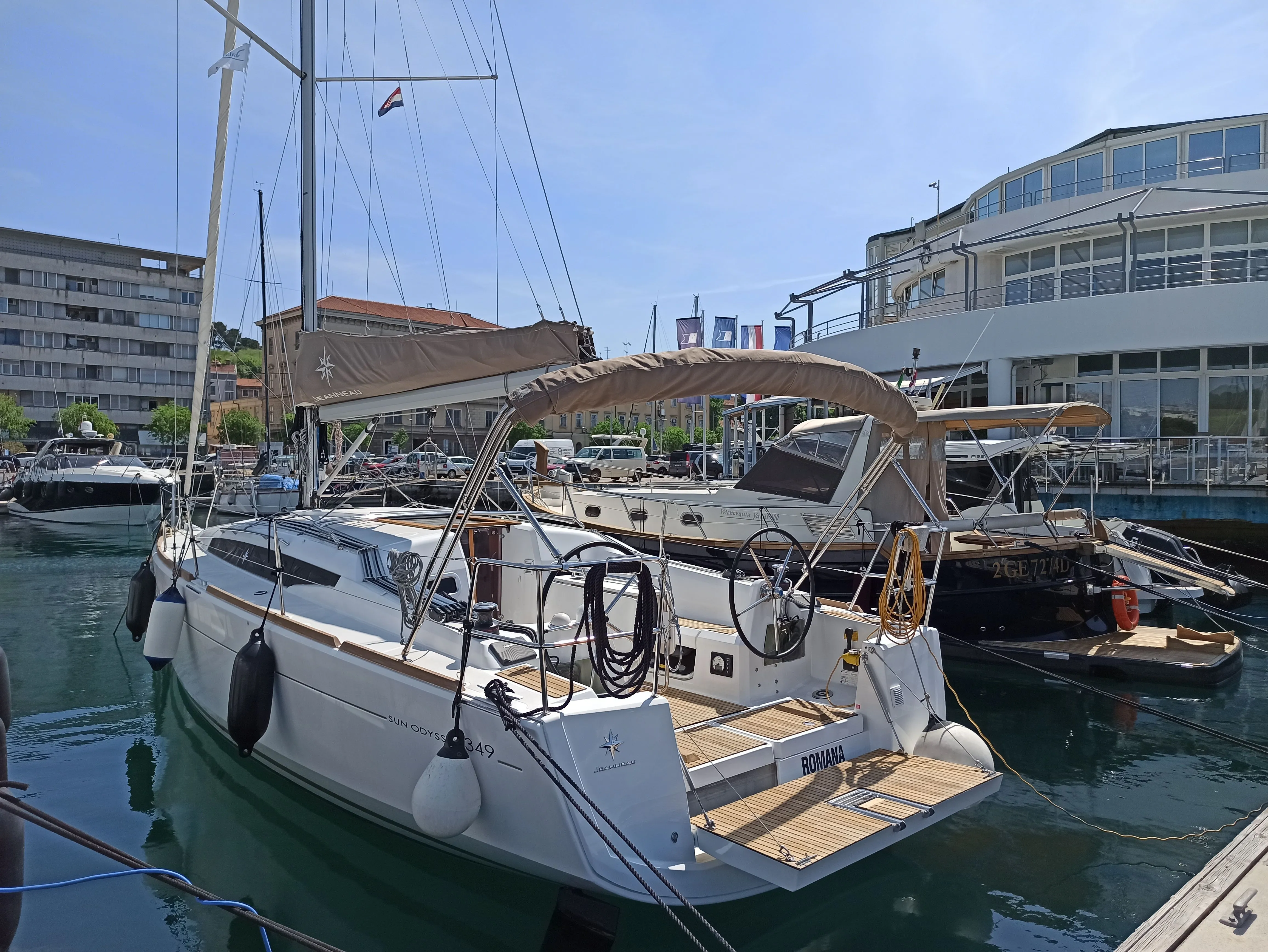 Rent a 10.34m Boat in Pula