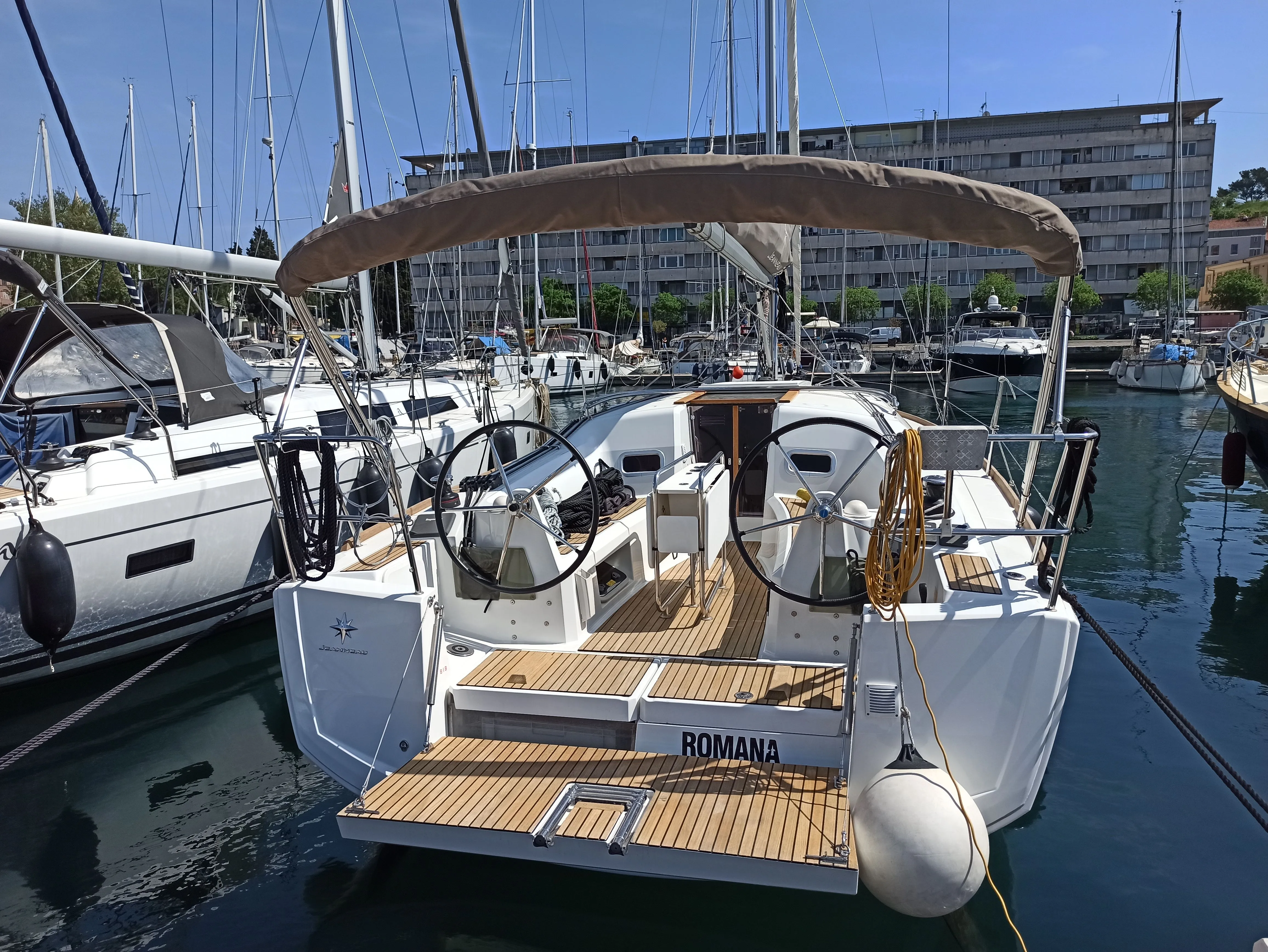 Rent a 10.34m Boat in Pula