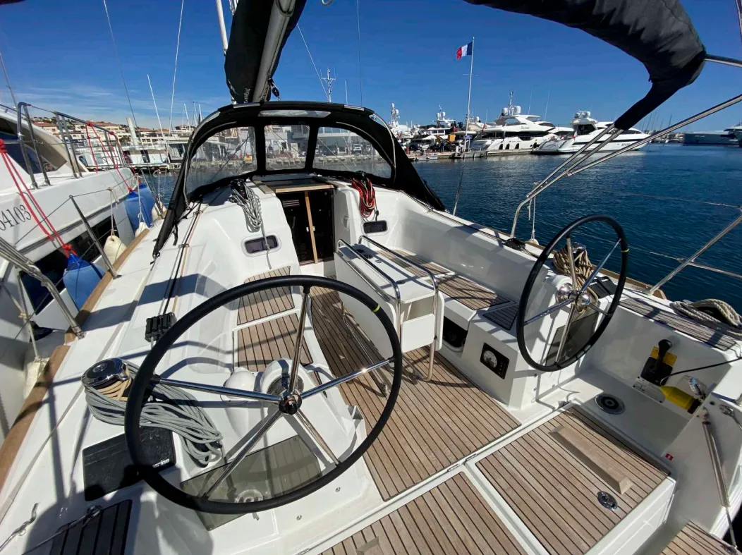 Charter a 10.34m Boat in Golfe-Juan
