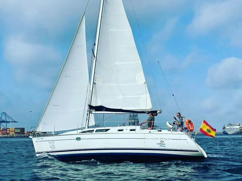 Rebeca y Samuel Charter Boat