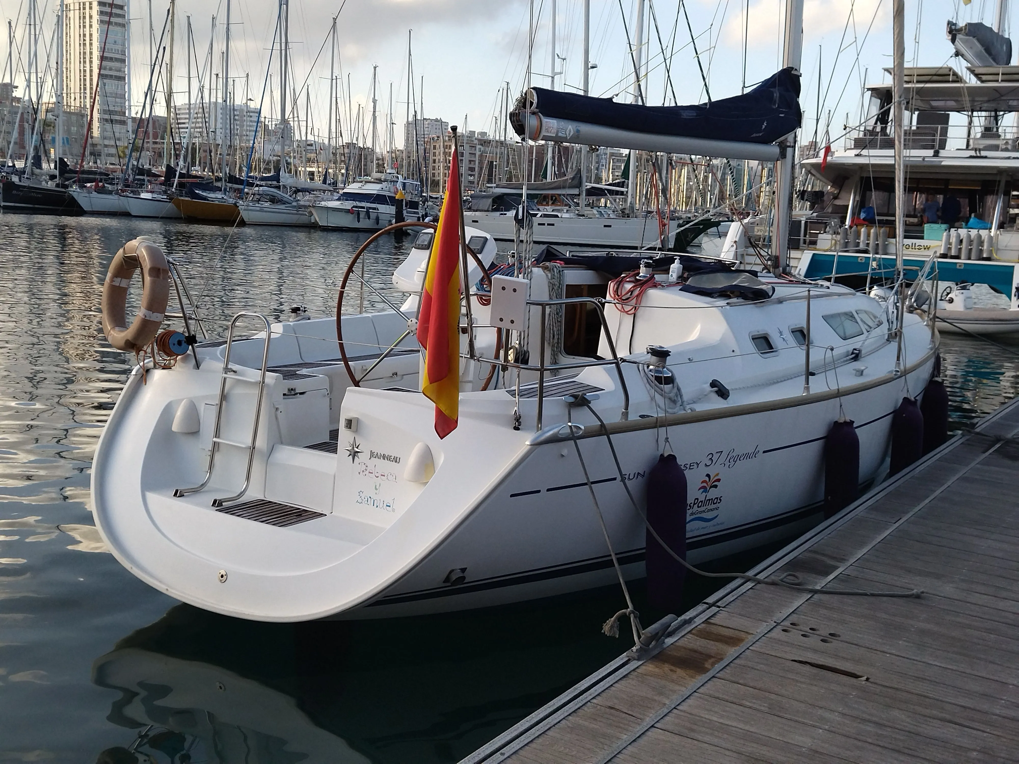 Rebeca y Samuel Charter Boat