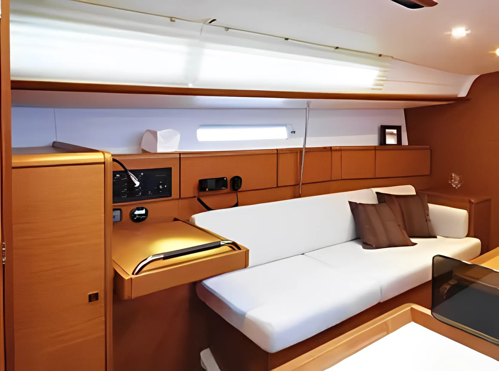 Charter a 11.34m 3 Cabin Sailing Yacht in Saint Malo