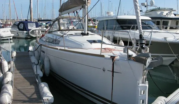 Explore La Rochelle on a 11.34m Rental Sailing Yacht