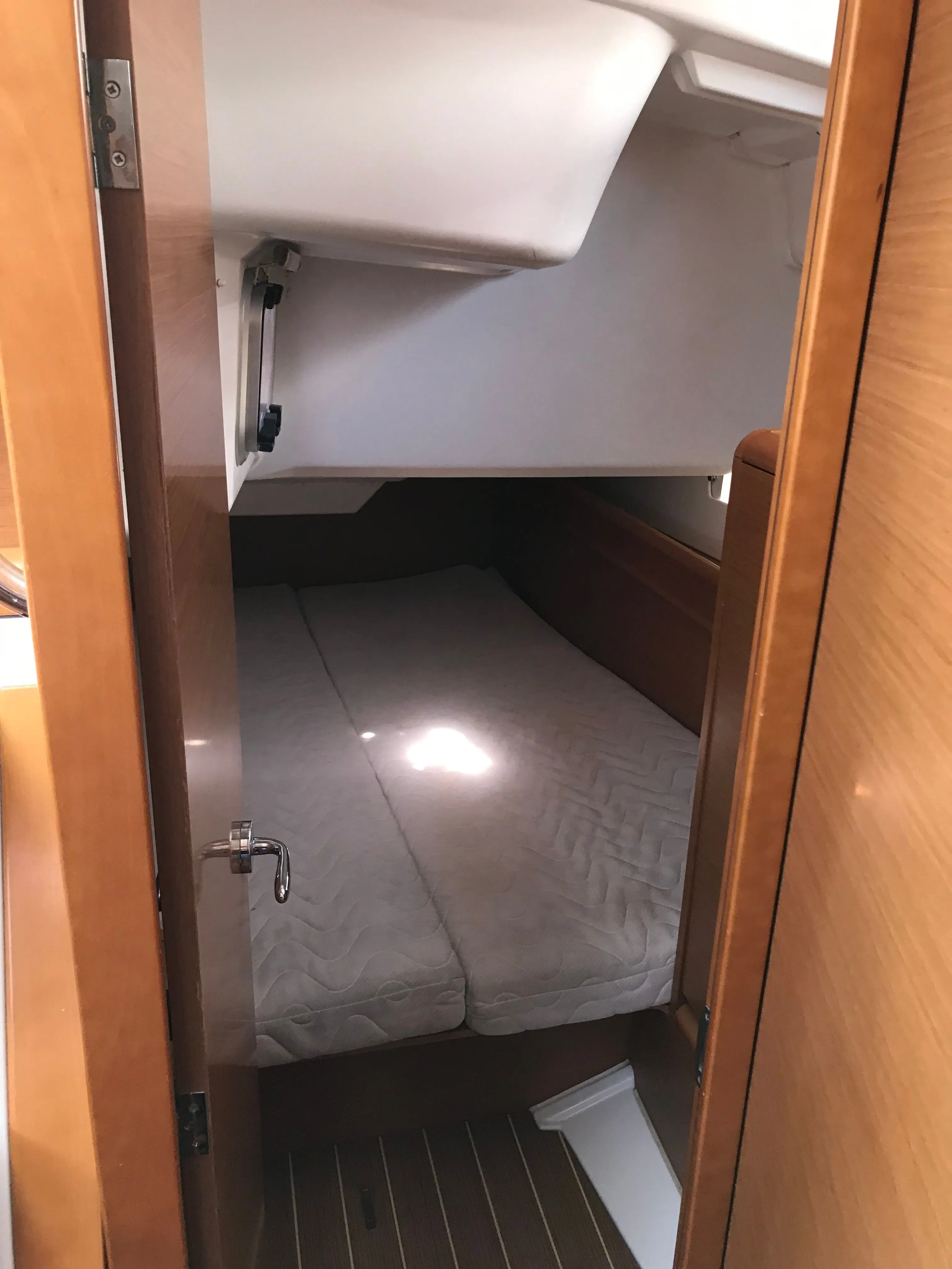 Explore La Rochelle on a 11.34m Rental Sailing Yacht