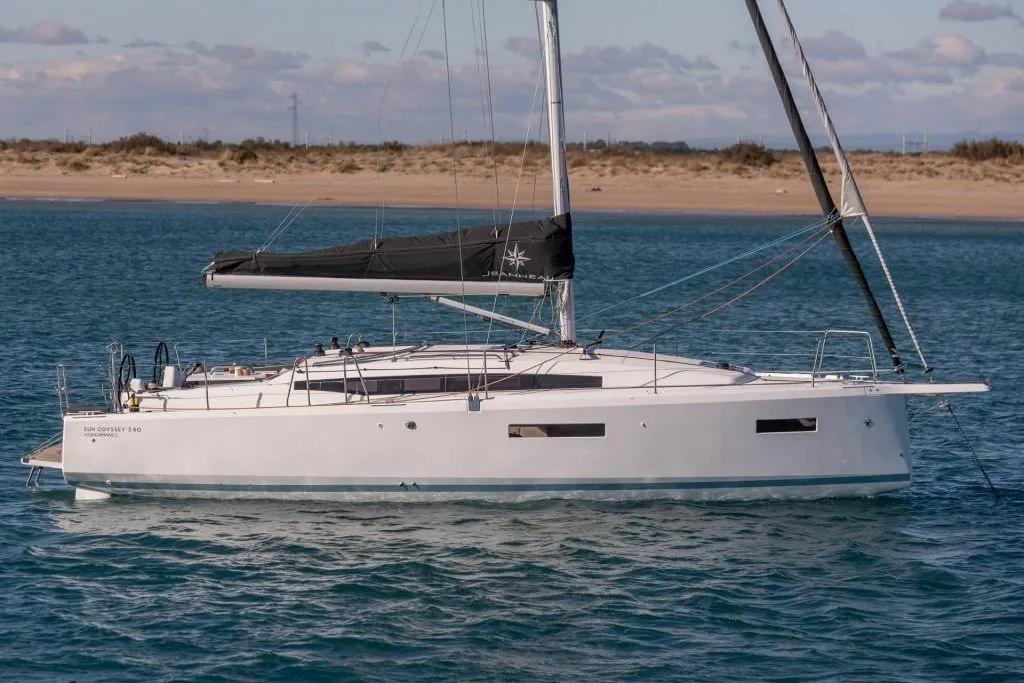Charter a 11.75m Sailing Yacht in Tortola