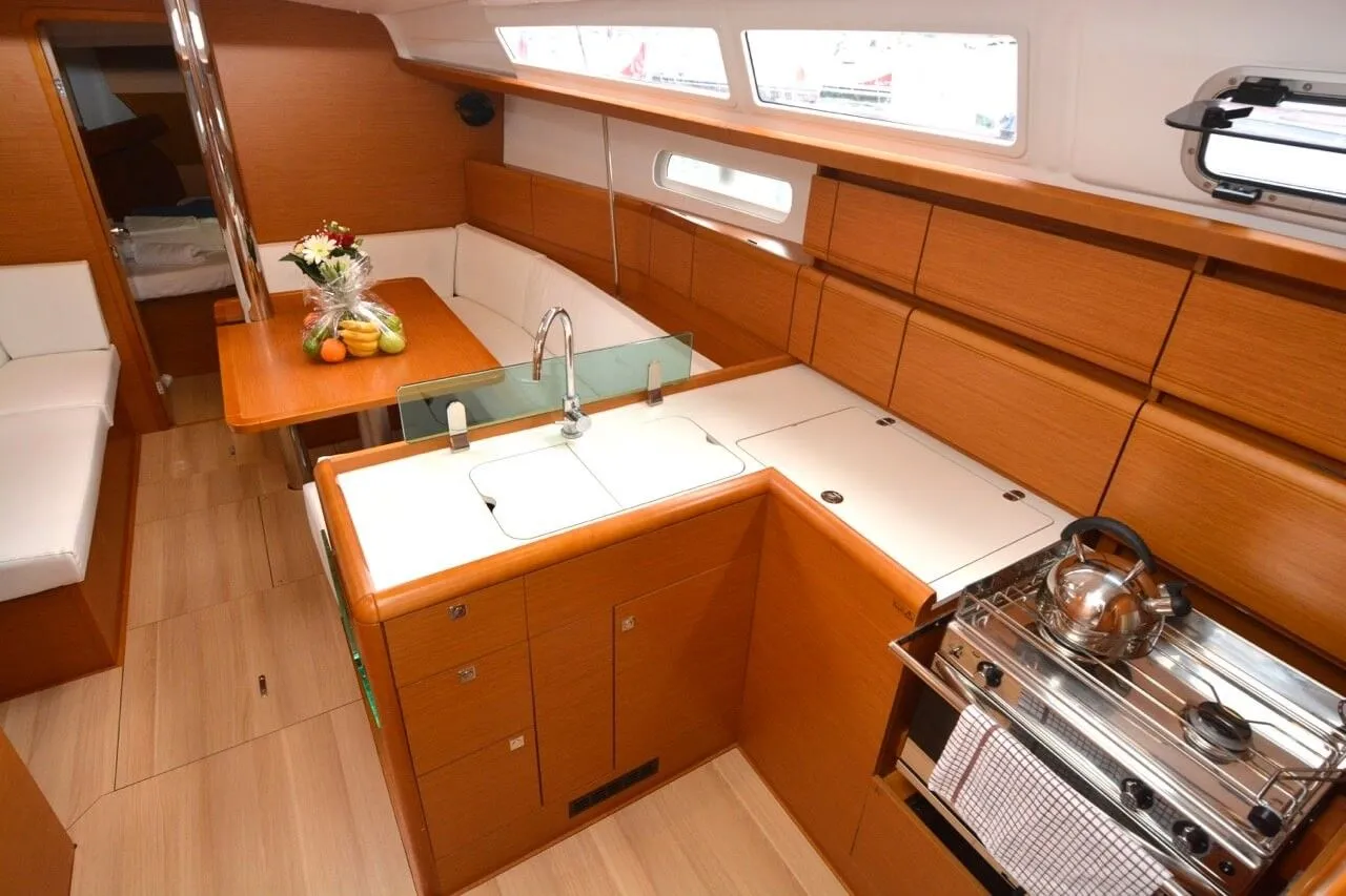 Bravo Kiss Charterboot - 5