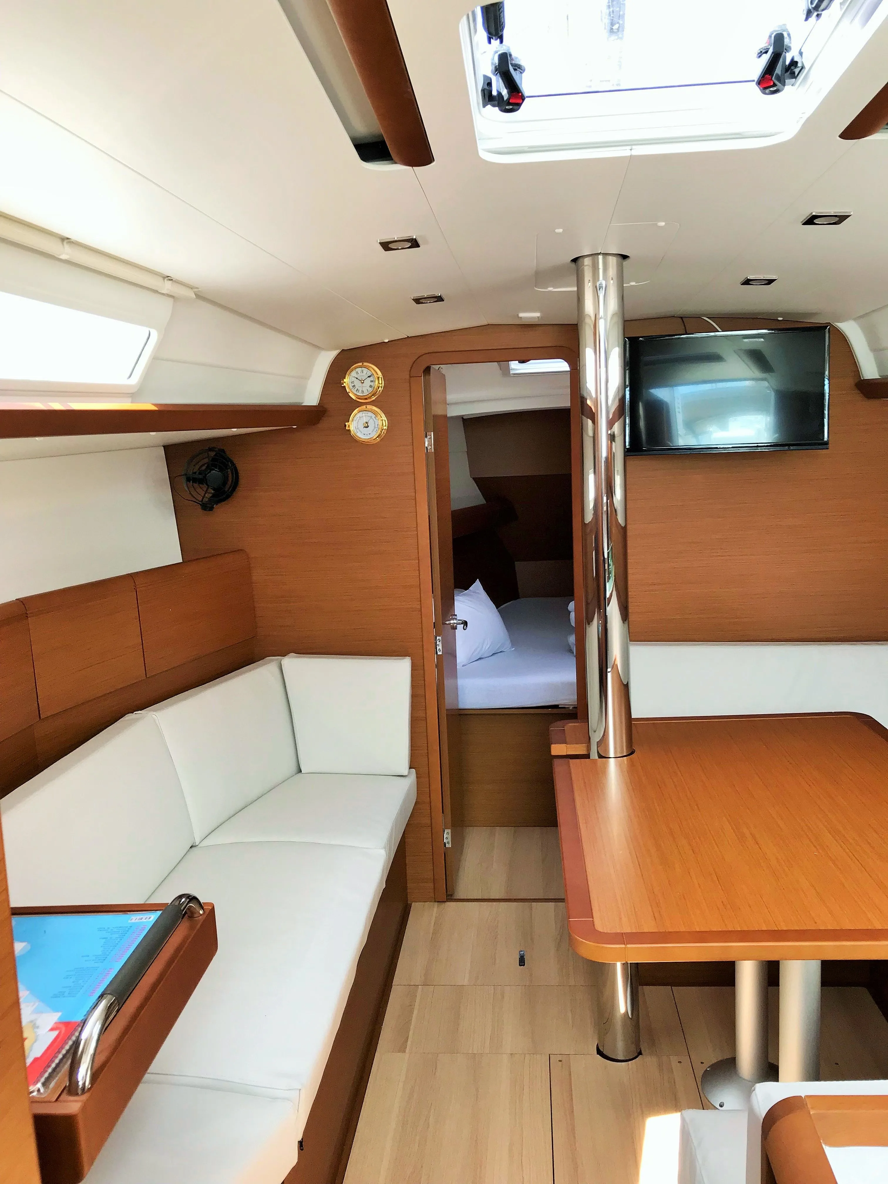 Explore Drage on a 11.34m 3 Cabin Sailing Yacht Rental