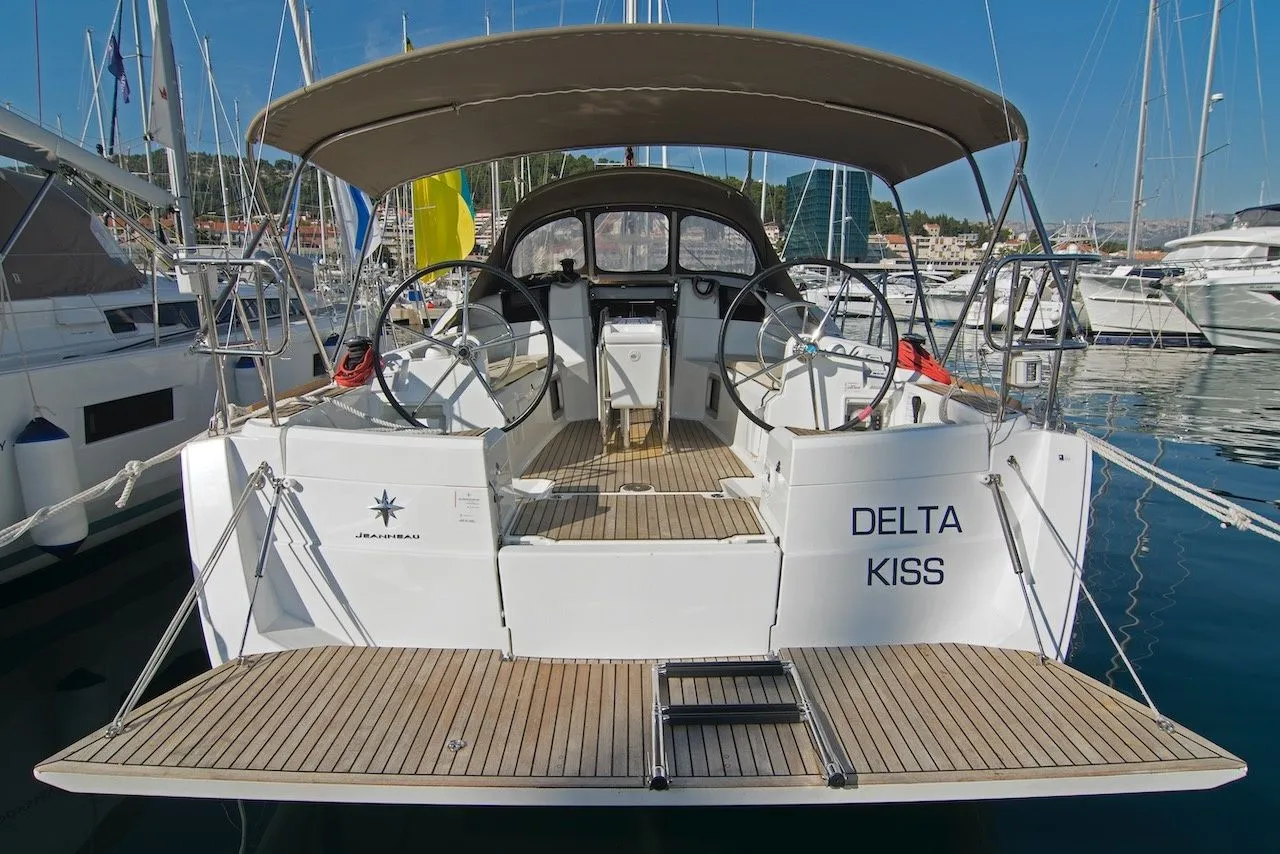 Boat - 11.34m Split Sailing Yacht Jeanneau Sun Odyssey 389 Hire