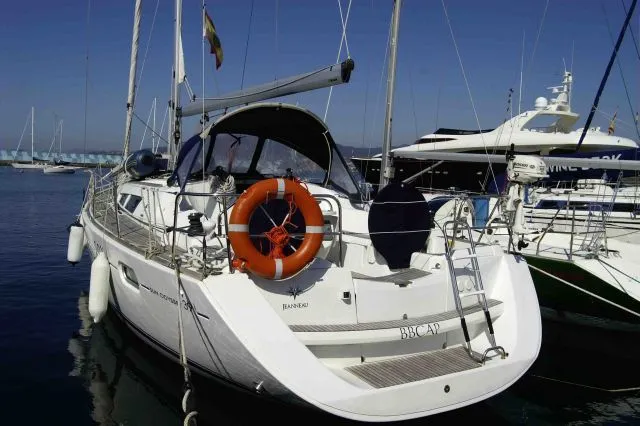 Explore Vigo on a 11.62m Rental Sailing Yacht