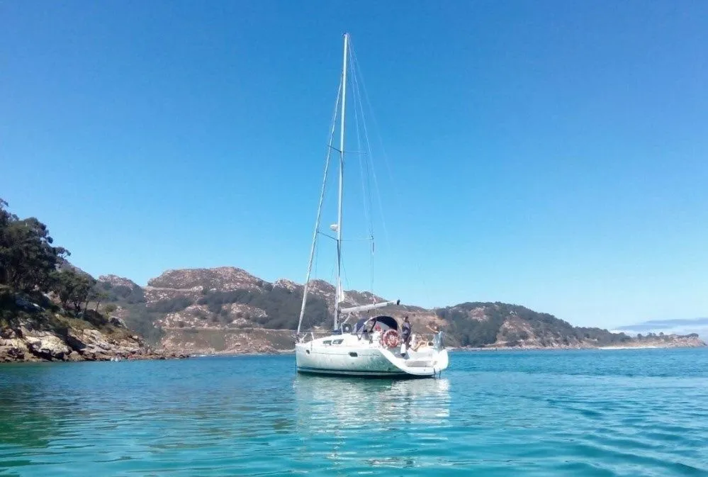 Explore Vigo on a 11.62m Rental Sailing Yacht