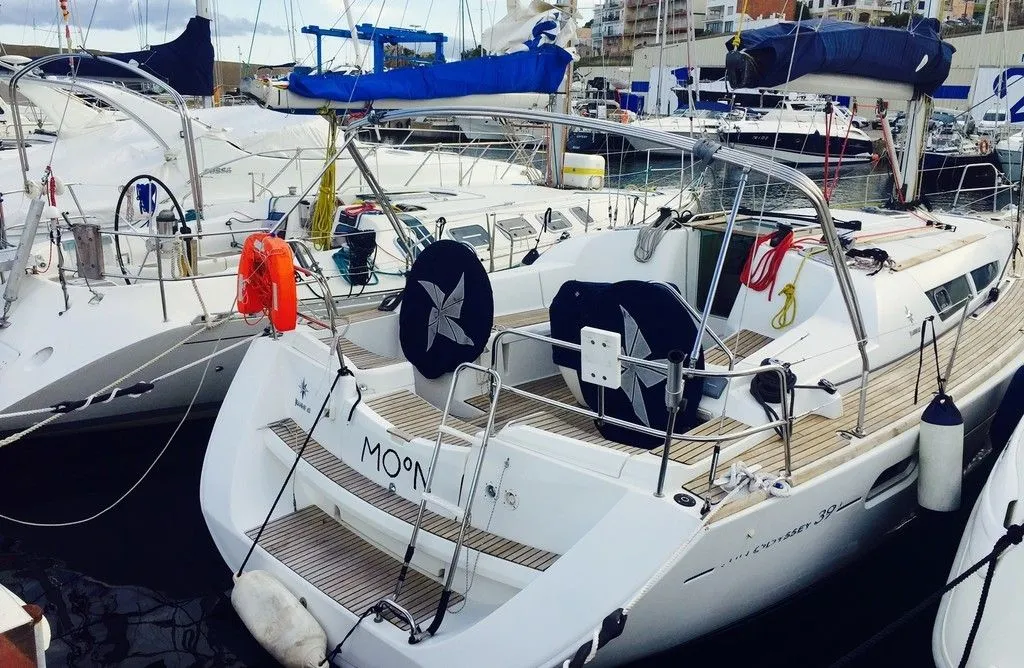 MooN Charter Boat