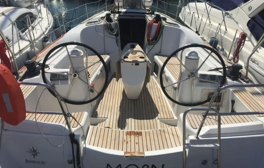 Explore Palamos on a 12m Rental Sailing Yacht Jeanneau Sun Odyssey 39
