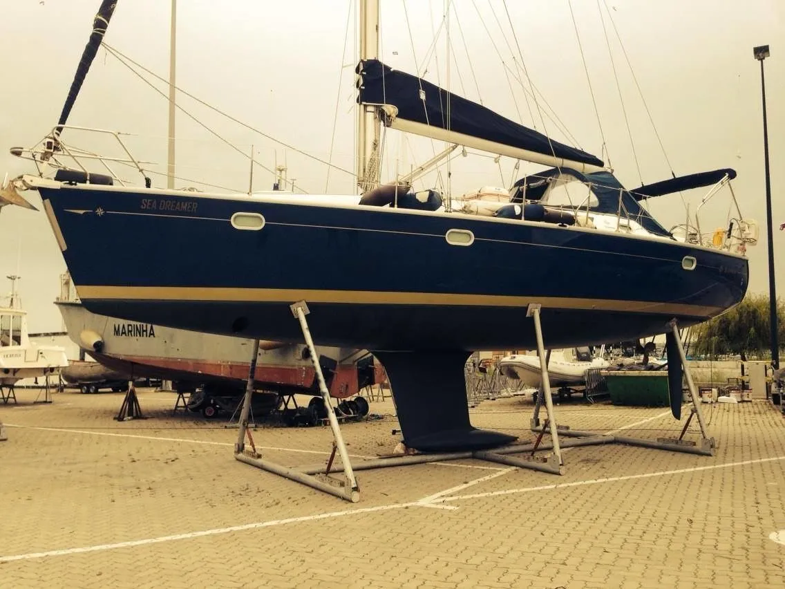 Rent a 14.7m Jeanneau Sun Odyssey 40 in Lisbon