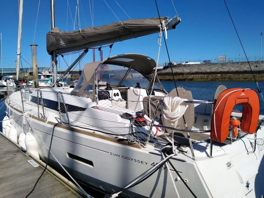 Boot - Charter a 12.34m Jeanneau Sun Odyssey 409 Sailing Yacht in Saint Malo