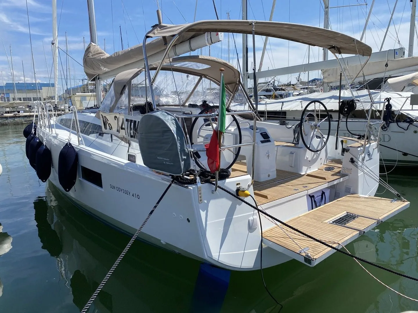 Charter a 12.35m Jeanneau Sun Odyssey 410 in Piombino