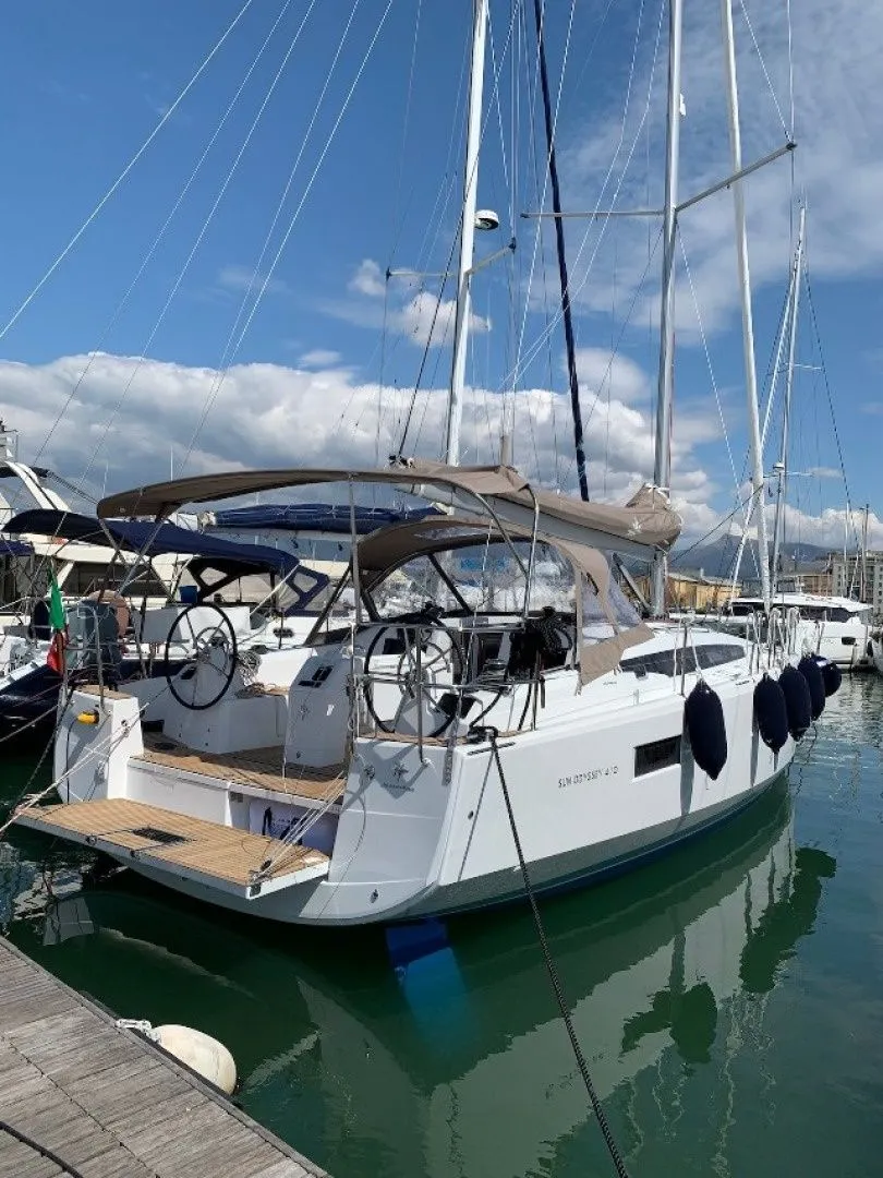 Charter a 12.35m Jeanneau Sun Odyssey 410 in Piombino