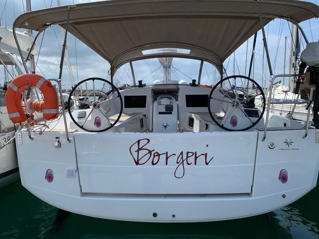 Charter a 12.35m Jeanneau Sun Odyssey 410 in Marina di Cecina