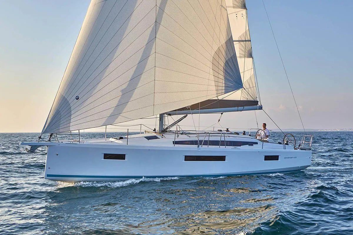 Charter a 12.35m Boat in Elliniko