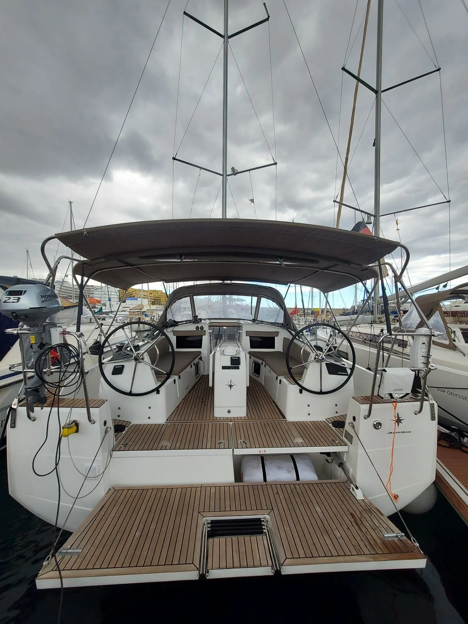 Charter a 12.35m Sailing Yacht in San Miguel de Abona