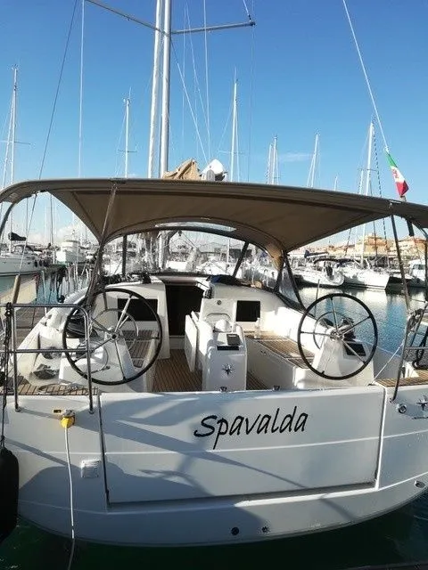 Charter a 12.35m Jeanneau Sun Odyssey 410 in San Vincenzo