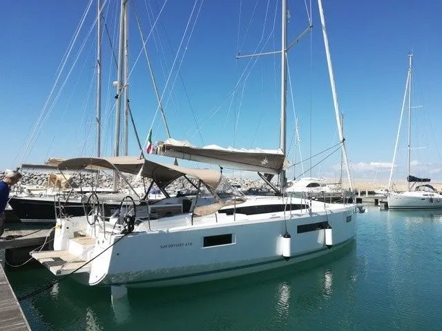 Charter a 12.35m Jeanneau Sun Odyssey 410 in San Vincenzo