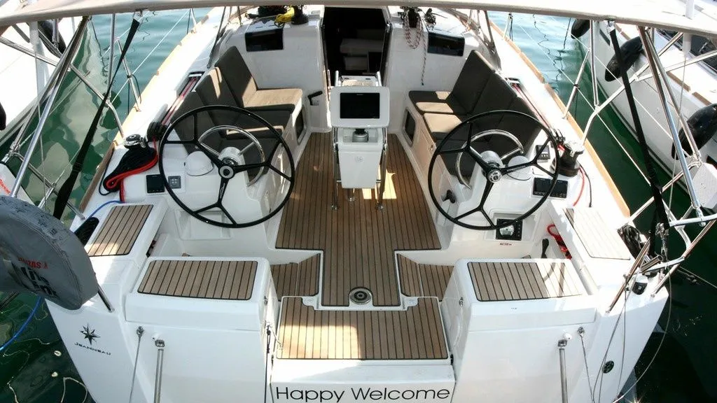 Happy Welcome Charter Boat - 1