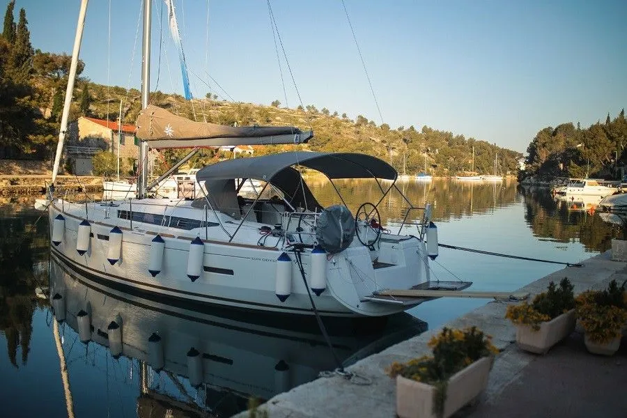 Rent a 12.76m Jeanneau Sun Odyssey 419 Sailing Yacht in Ploče
