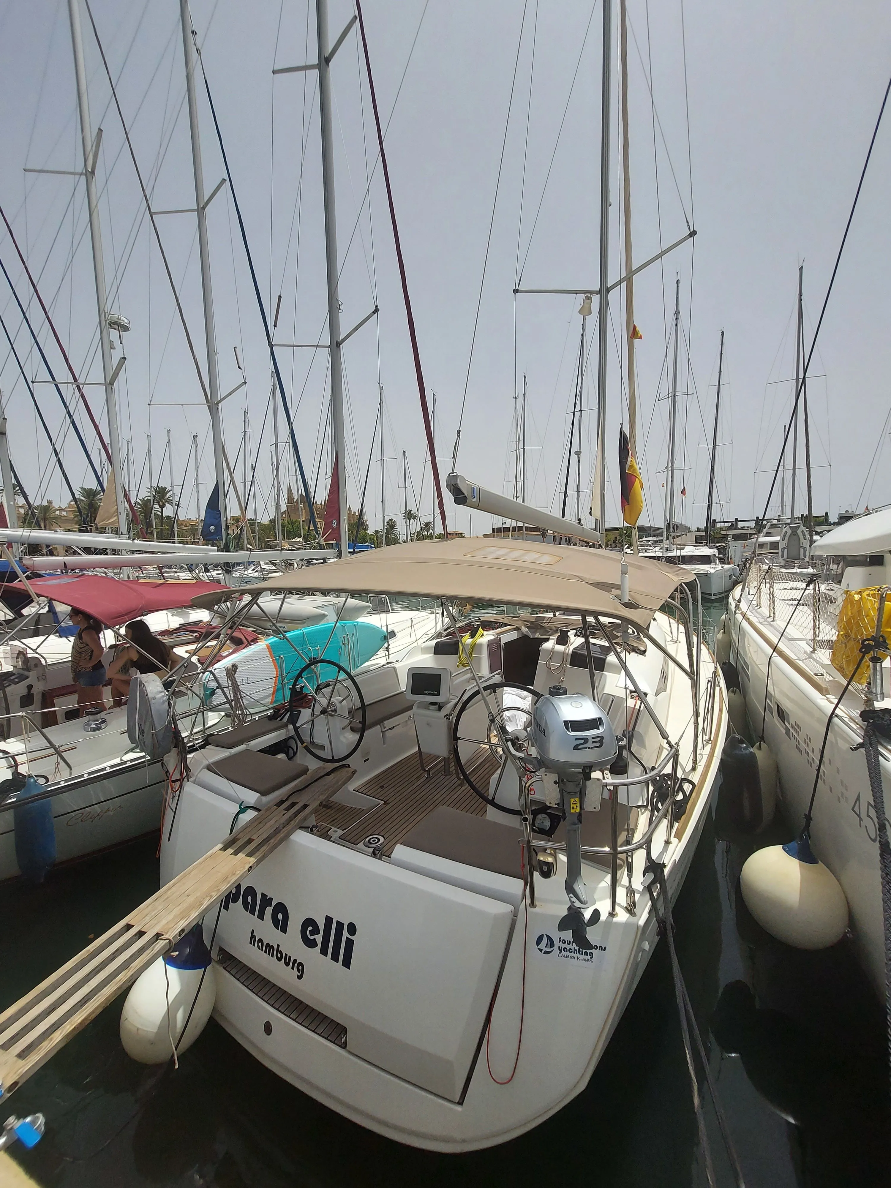 Para Elli Charter Boat