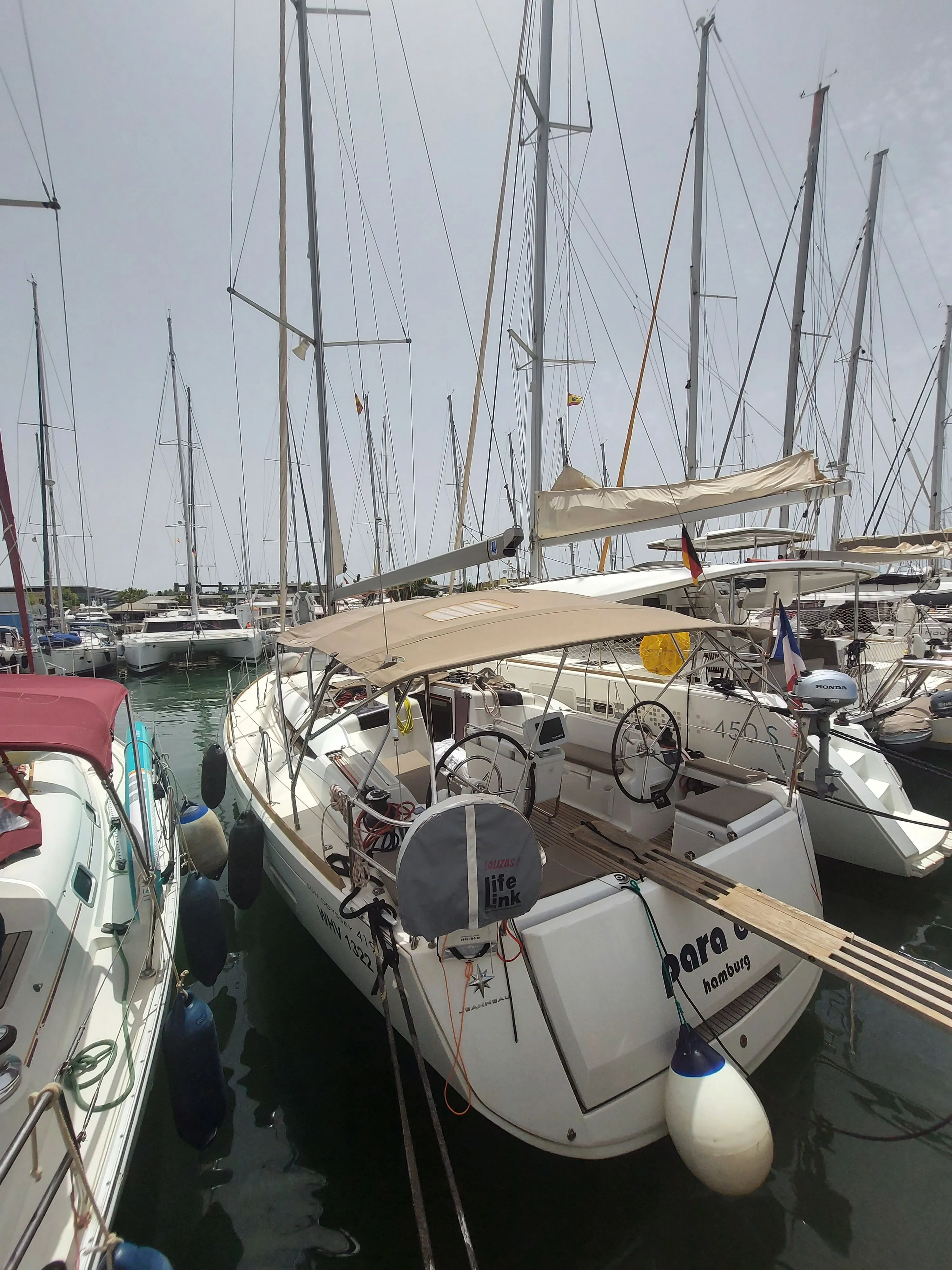Rent a 12.76m Sailing Yacht Jeanneau Sun Odyssey 419 in San Miguel de Abona