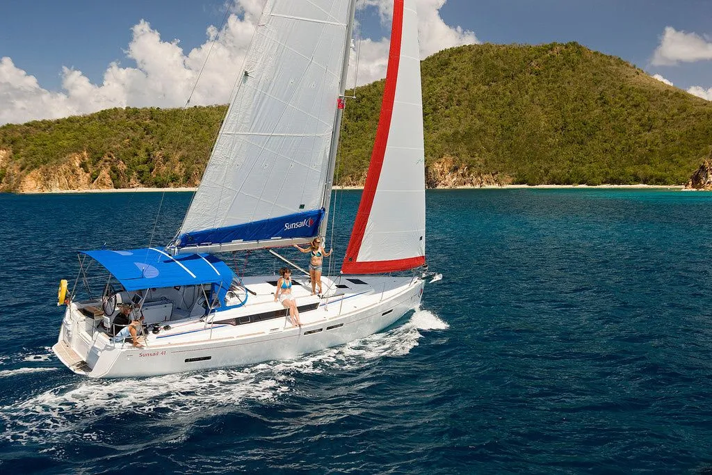 Explore Pa Klok on a 12.76m Rental Boat