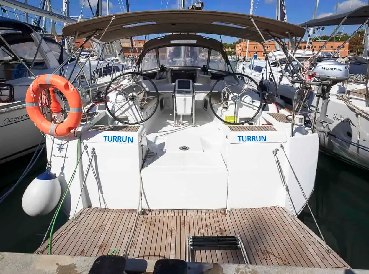 Explore Santa Cruz de Tenerife on a 12.76m Rental Boat