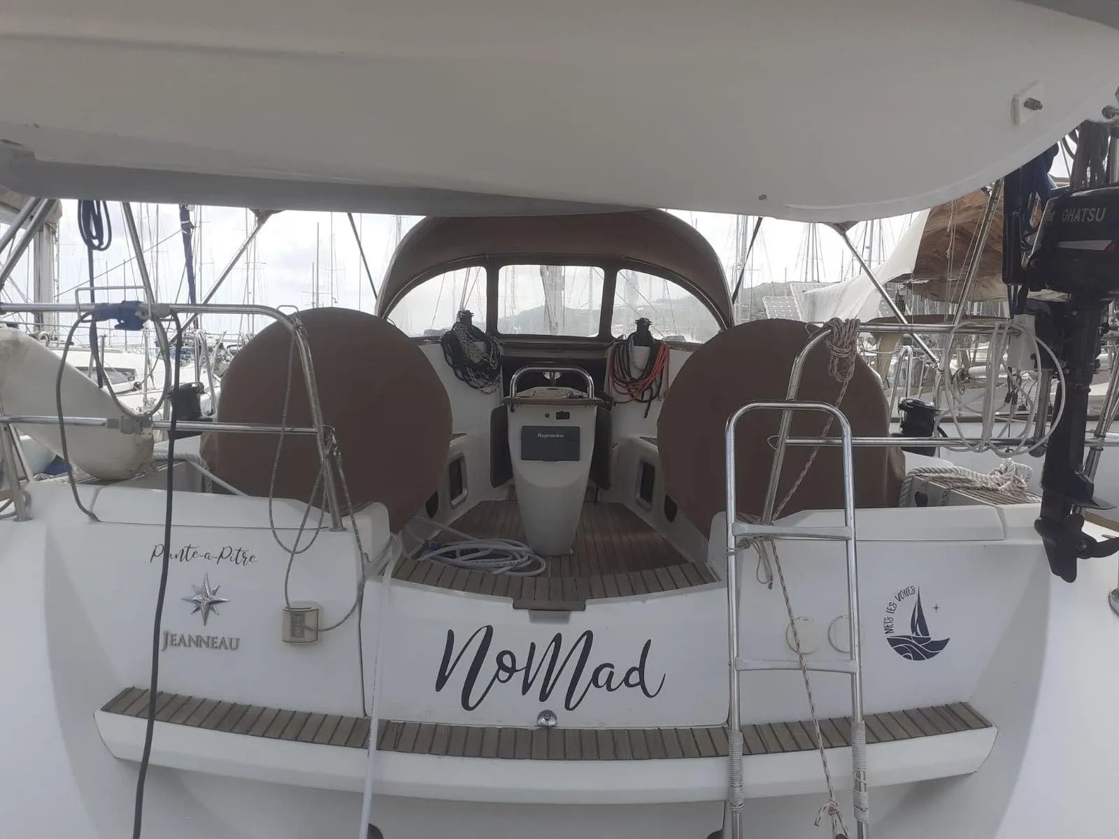 Charter a 12.59m Jeanneau Sun Odyssey 42 i in Le Marin