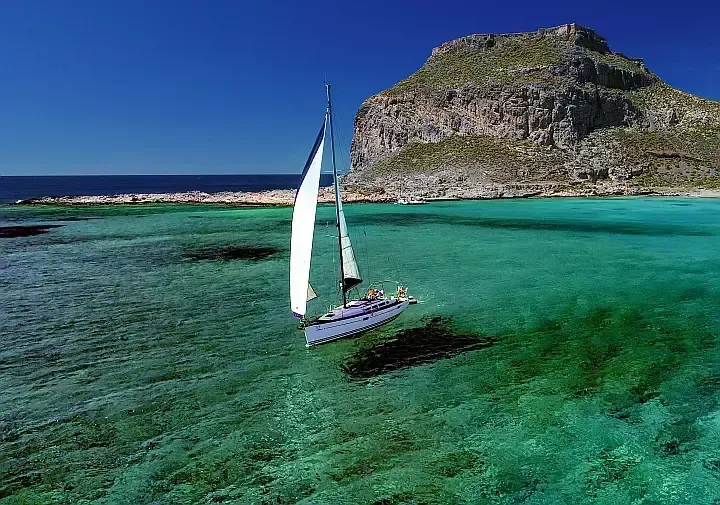 Rent a 12.85m Boat in Trachilos
