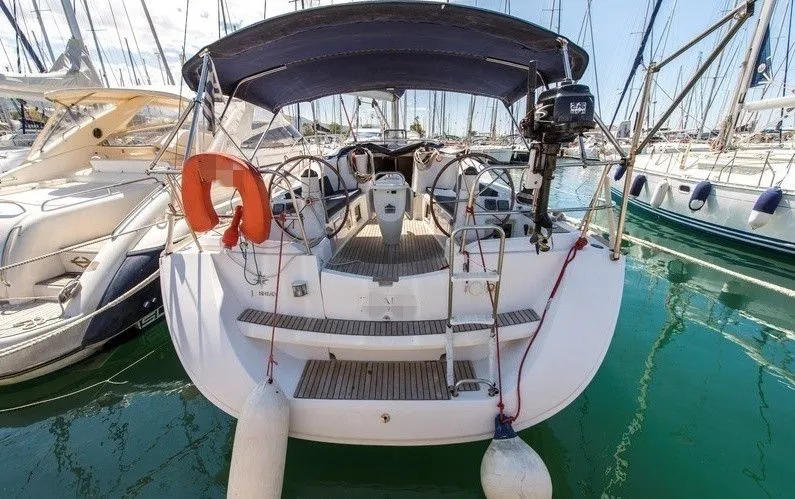 Rent a 12.85m Jeanneau Sun Odyssey 42 in Heraklio Town