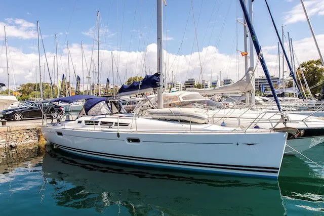 Rent a 12.85m Jeanneau Sun Odyssey 42 in Heraklio Town
