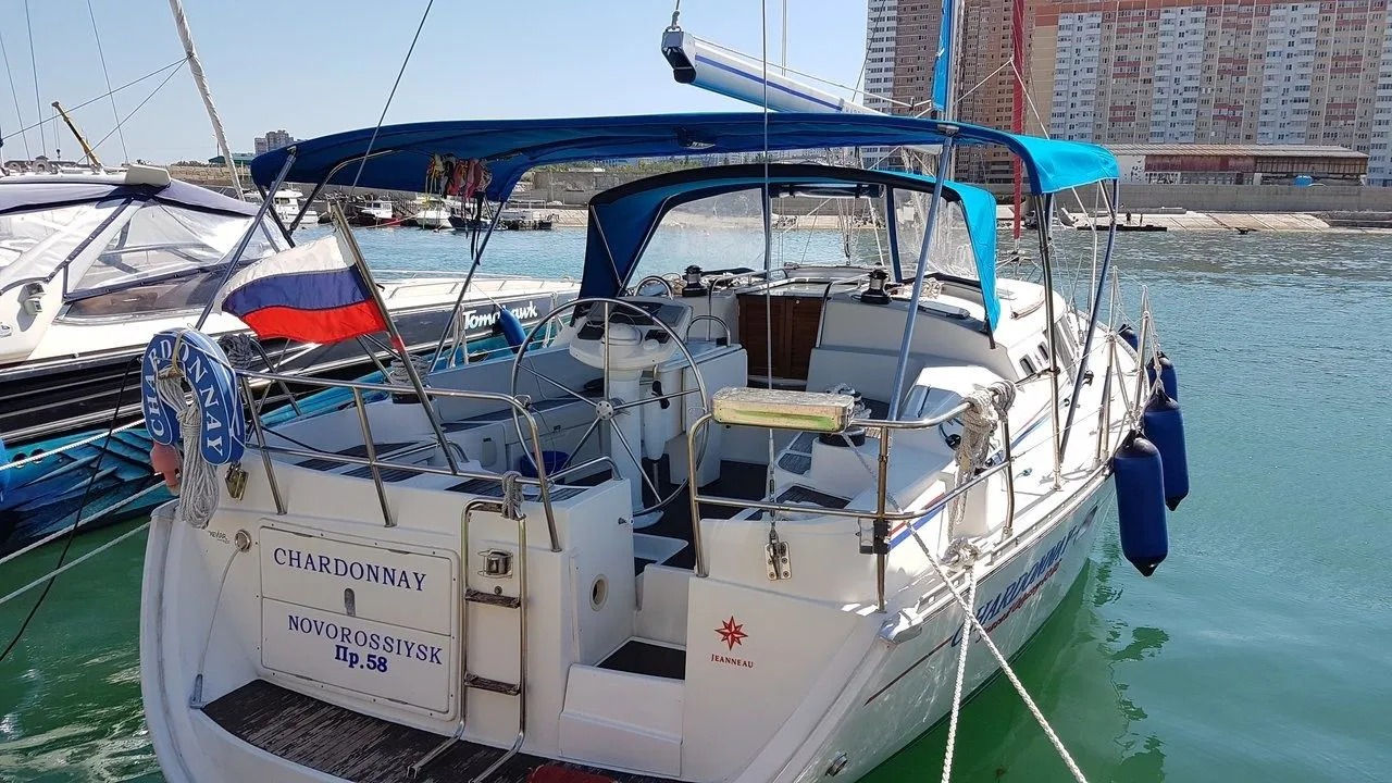 Арендуйте 13.5м Jeanneau Sun Odyssey 43 парусная яхта в Новороссийск