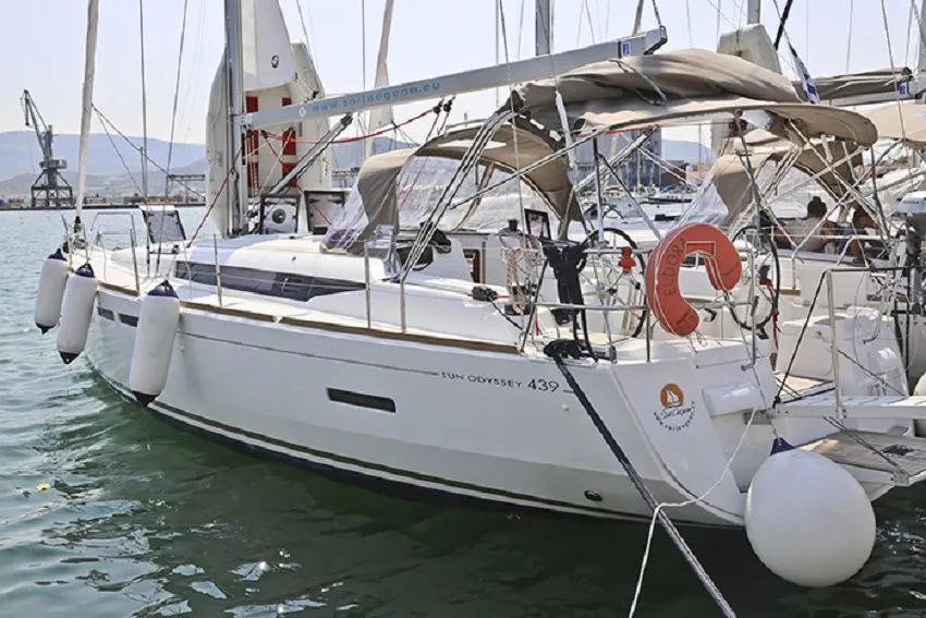 Rent a 13.34m Sailing Yacht in Loutraki