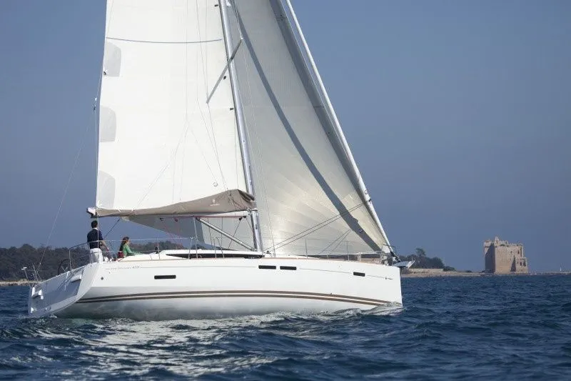 Charter a 13.34m Boat in Uturoa