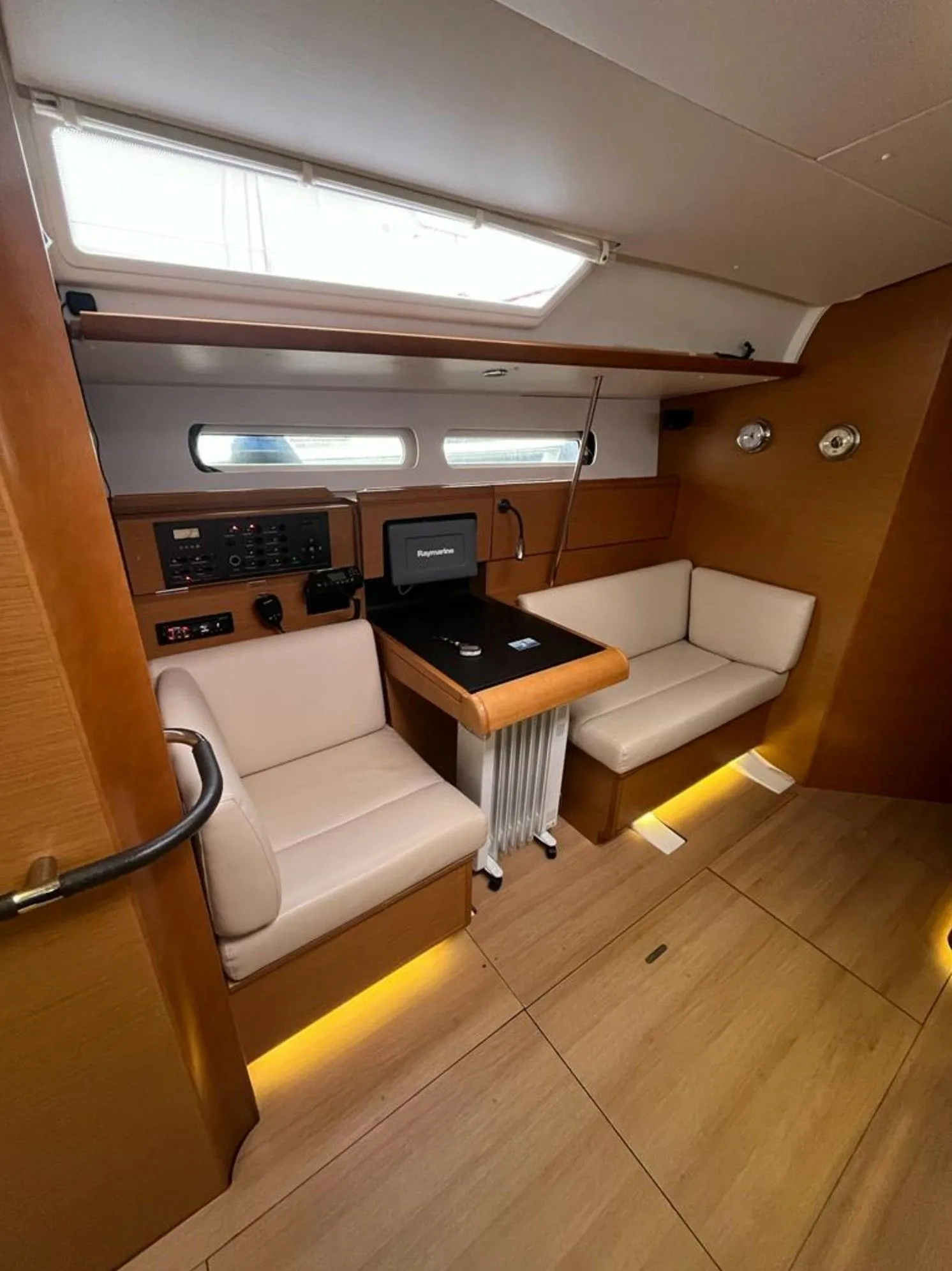 Explore Hyeres on a 12.99m Rental Sailing Yacht Jeanneau Sun Odyssey 439